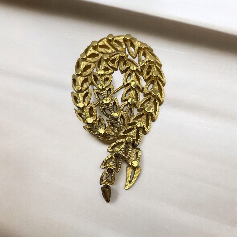 Trifari Vintage Ribbon Design Gold Tone Textured‎ Brushed Open Work Brooch Pin